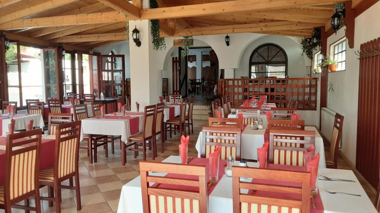 Pannon Panzio Restaurant Hotel Pannonhalma Exterior photo