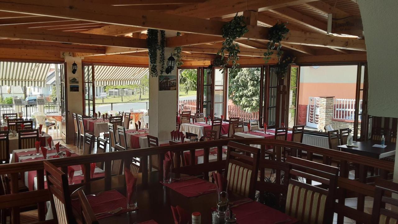 Pannon Panzio Restaurant Hotel Pannonhalma Exterior photo