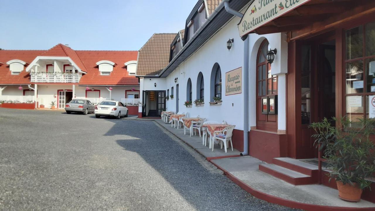 Pannon Panzio Restaurant Hotel Pannonhalma Exterior photo