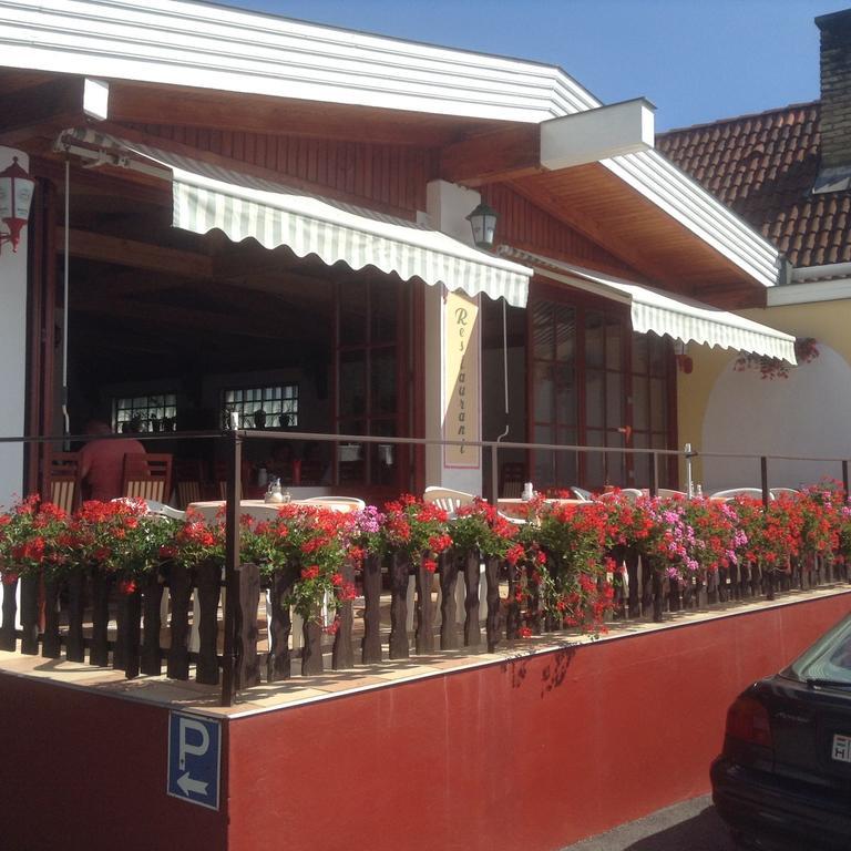Pannon Panzio Restaurant Hotel Pannonhalma Exterior photo