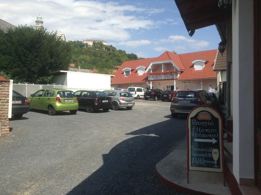 Pannon Panzio Restaurant Hotel Pannonhalma Exterior photo