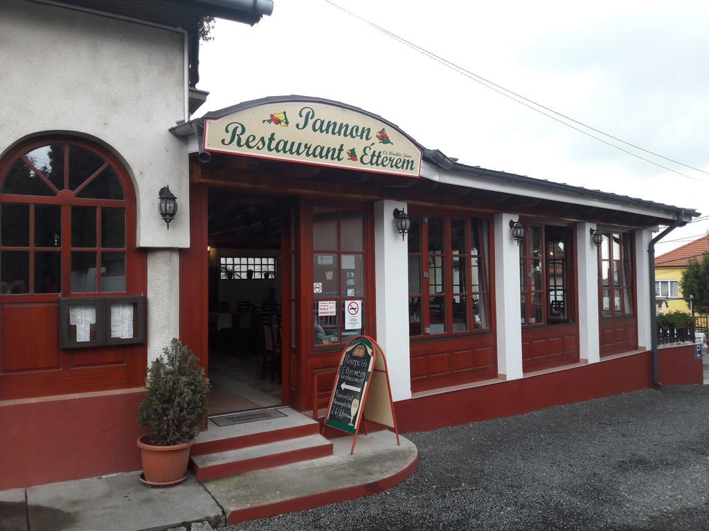 Pannon Panzio Restaurant Hotel Pannonhalma Exterior photo