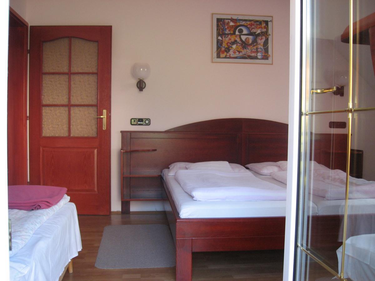 Pannon Panzio Restaurant Hotel Pannonhalma Room photo